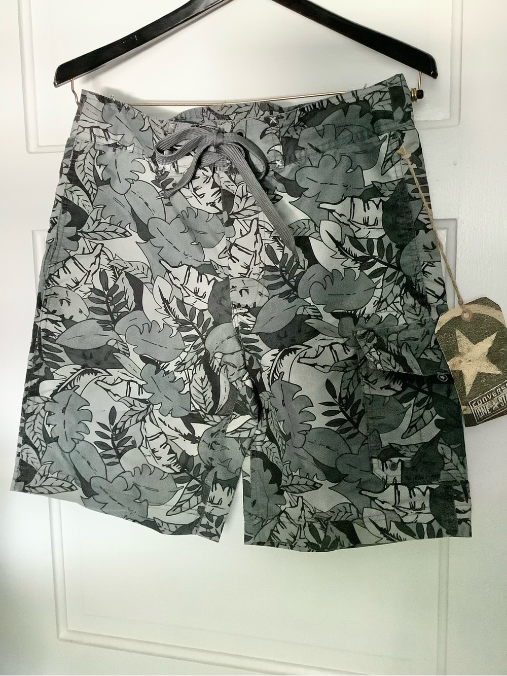 NWT Converse One Star Men's Gray Tropical Board Shorts  32”  Waist 10” Inseam